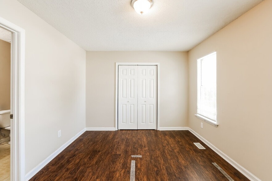 Building Photo - 3504 S Hopkins Ct