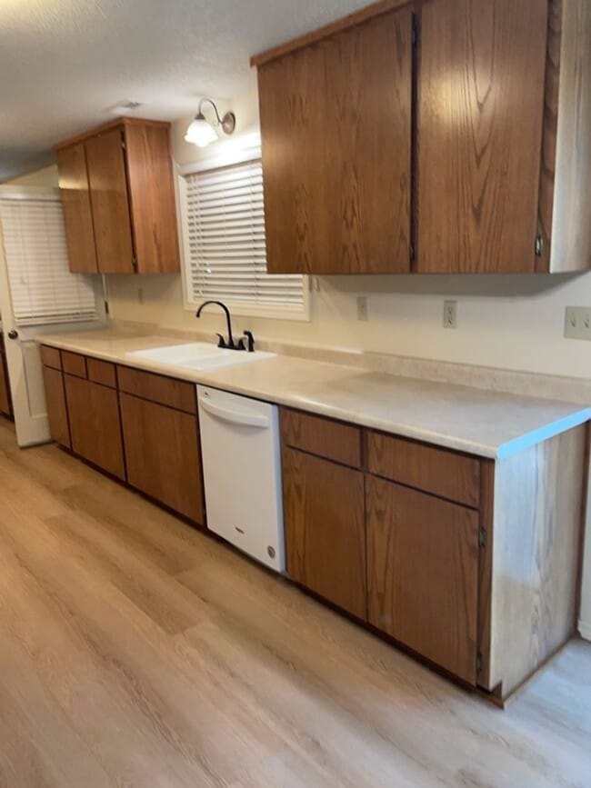 Building Photo - Newly updated - 3 Bedroom 1.5 Bath 2 Car G...