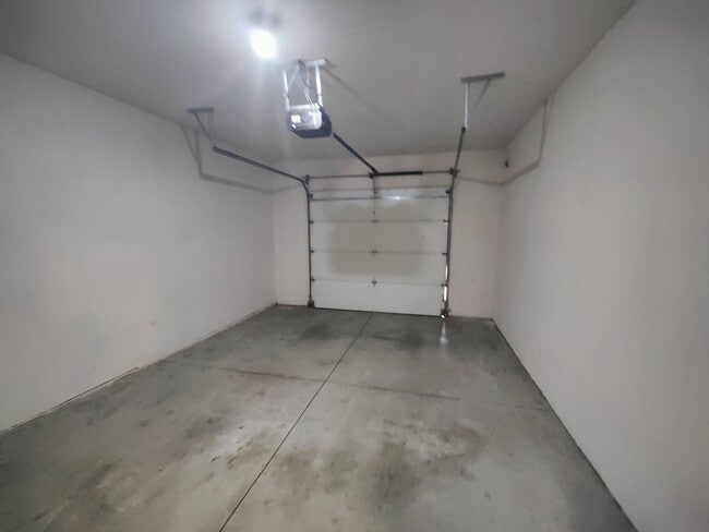 Building Photo - Spacious 3 bedroom 2.5 Bath Townhouse with...
