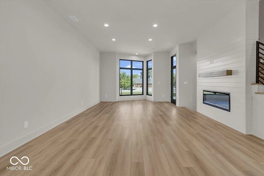 living w/fireplace - 675 E 16th St