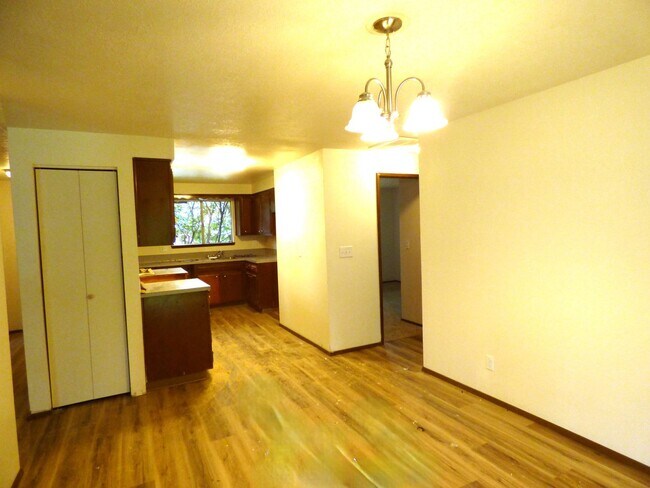 Building Photo - Rent Special!! 1/2 Off March Rent!
