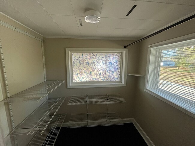 Building Photo - Charming 2-bedroom, 1-bathroom house