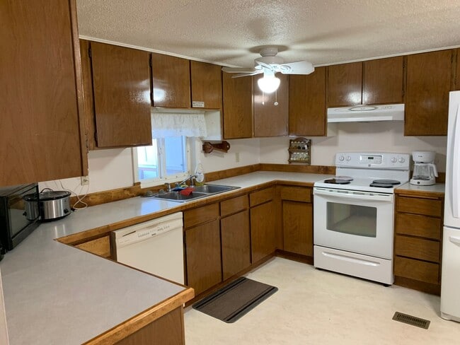 Building Photo - Great 4 bed 2 bath Mobile