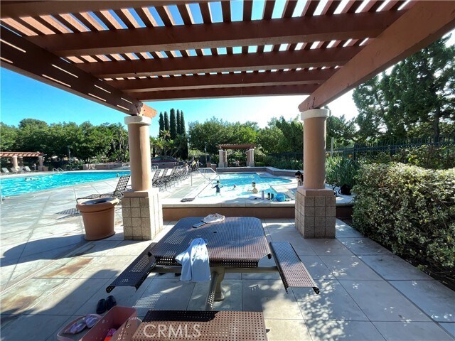 Building Photo - 18 La Ronda
