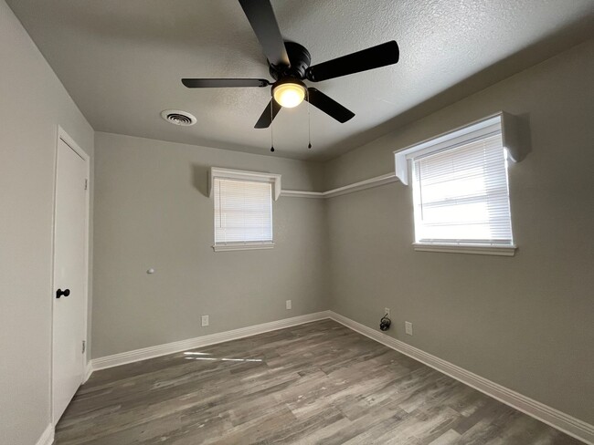 Building Photo - For Rent: Beautifully Remodeled Home in La...