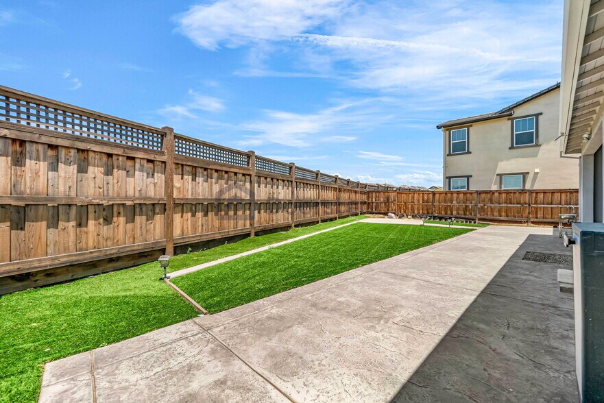 Building Photo - 16819 Karsen Ln