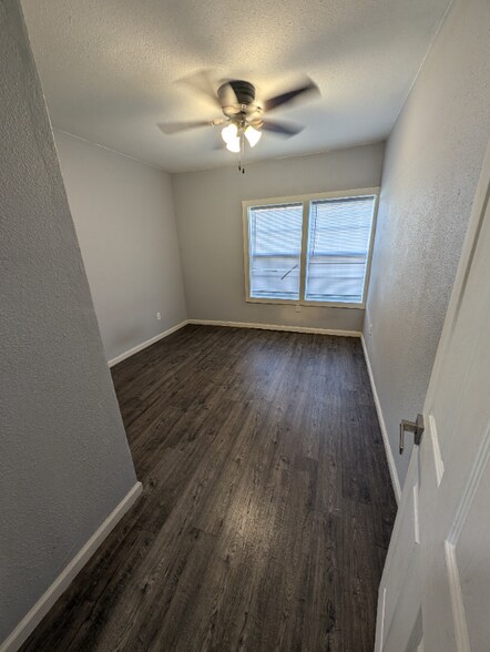 Building Photo - 406 Goliad St