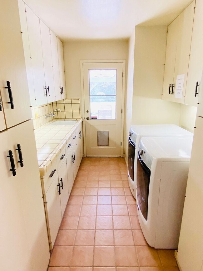 Building Photo - Extraordinary home with expansive yard on a flag lot in Mountain View.  Great Location and Schools.