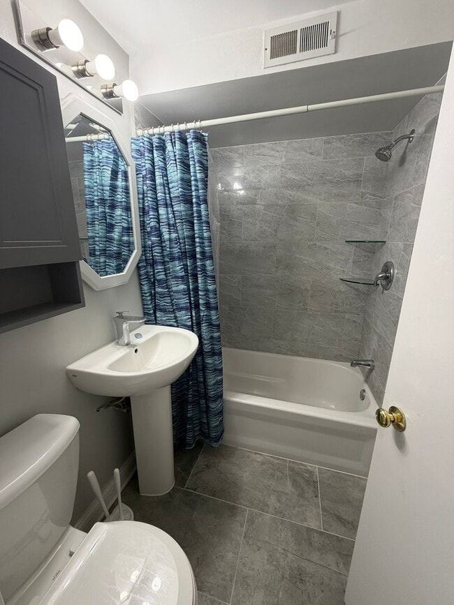 Building Photo - 2209 Douglas Ave