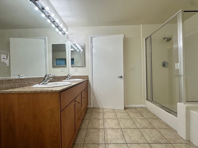 Building Photo - Immediate Move In: Spacious 3bed2bath condo Adjacent to Warner Center/Woodland Hills! Minutes to ...