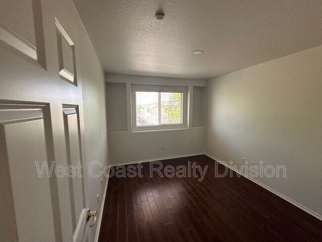 Building Photo - 820 Silver Dr