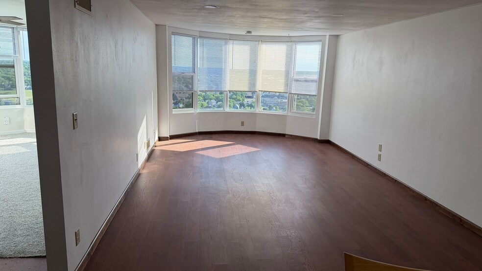 Building Photo - 2525 S Shore Dr