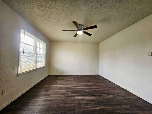 Building Photo - Charming 3 Bedroom Home