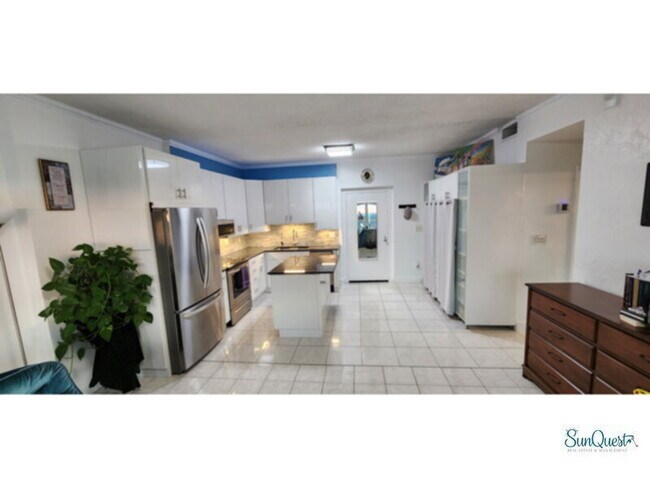 Building Photo - Carefree living in this immaculate updated 1 bedroom condo!