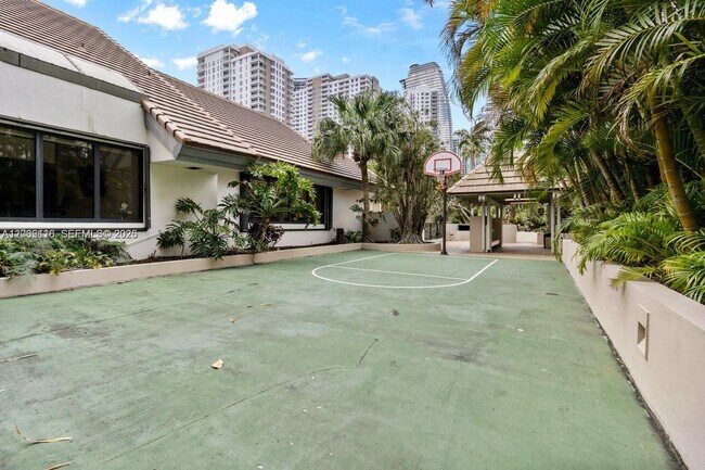 Building Photo - 520 Brickell Key Dr