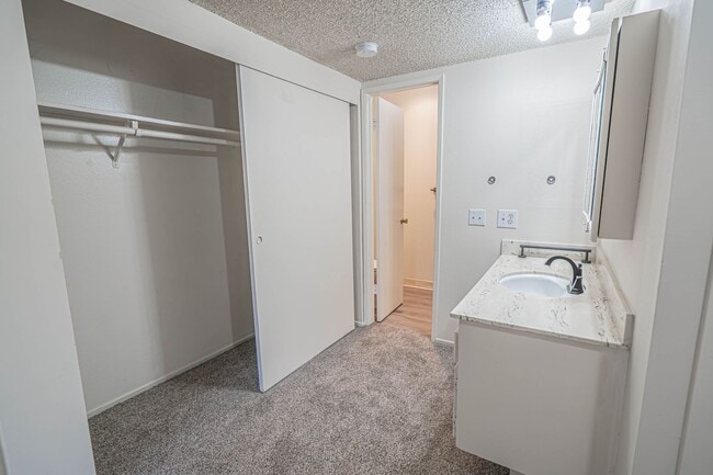 Building Photo - Cozy 2 Bedroom Condo in Valencia!