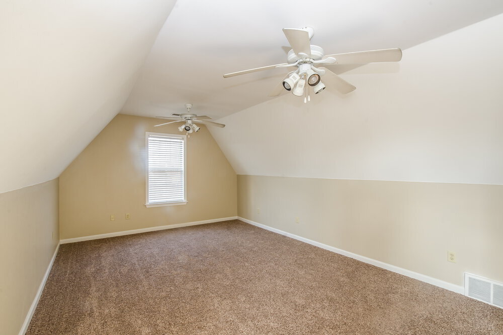 Building Photo - 1550 Far Dr