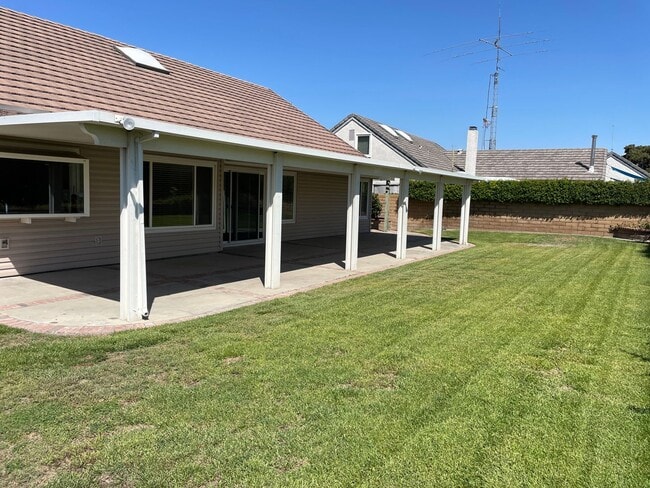 Building Photo - Gorgeous 4 Bedroom 2 Bathroom Home with Lo...
