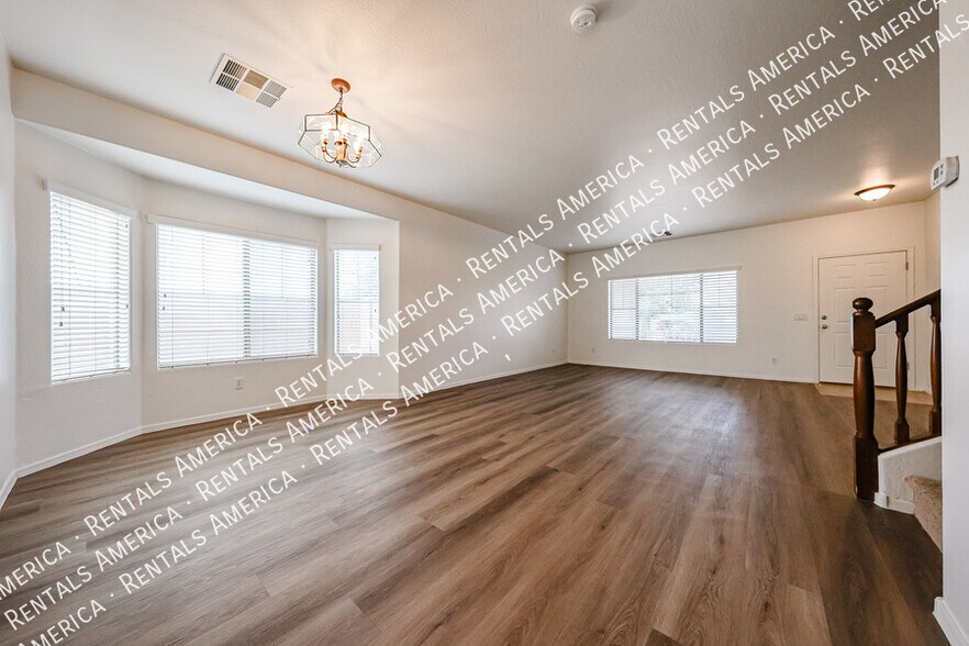 Building Photo - 935 E Blue Spruce Ln