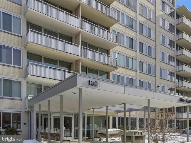 Building Photo - 1301 S Arlington Ridge Rd