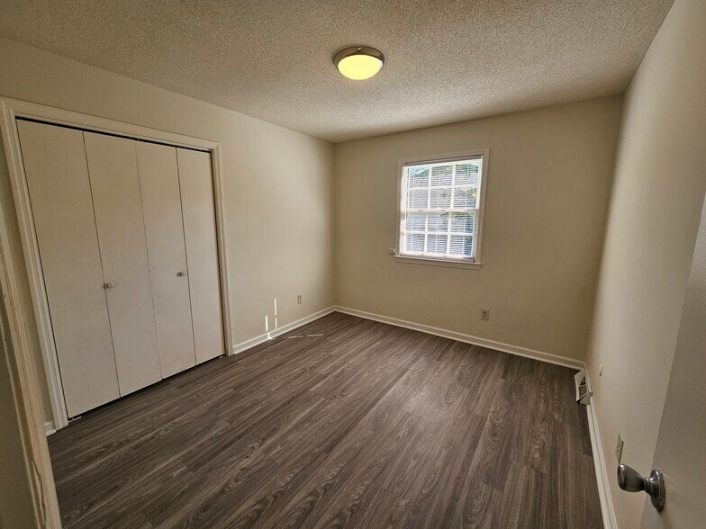 Building Photo - 404 Millhouse Rd