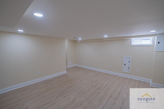 Building Photo - 1444 Meridene Dr