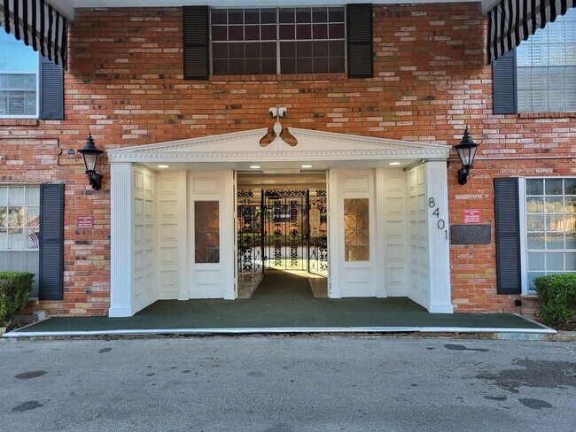 Building Photo - 8401 N New Braunfels Ave