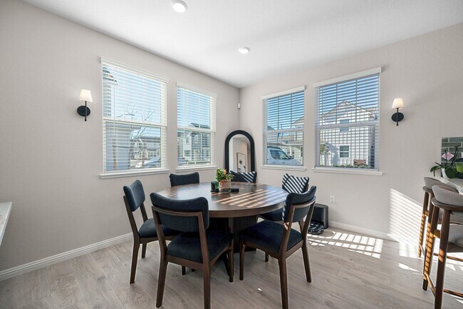 Building Photo - Beautiful 3 Bedroom Home with Updated Finishes & 2-Car Garage!