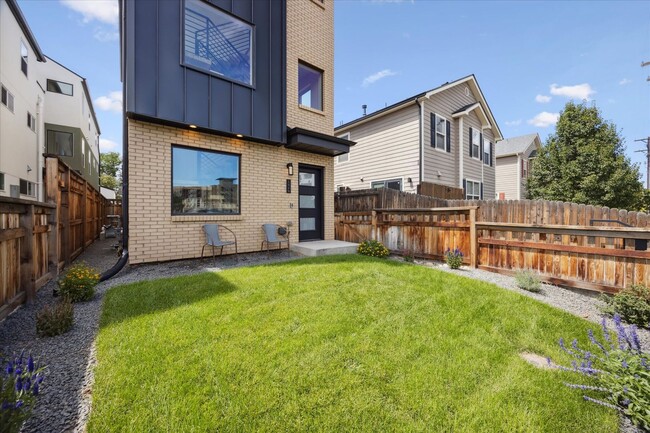 Building Photo - Fantastic Front Side Luxury Denver Townhome!