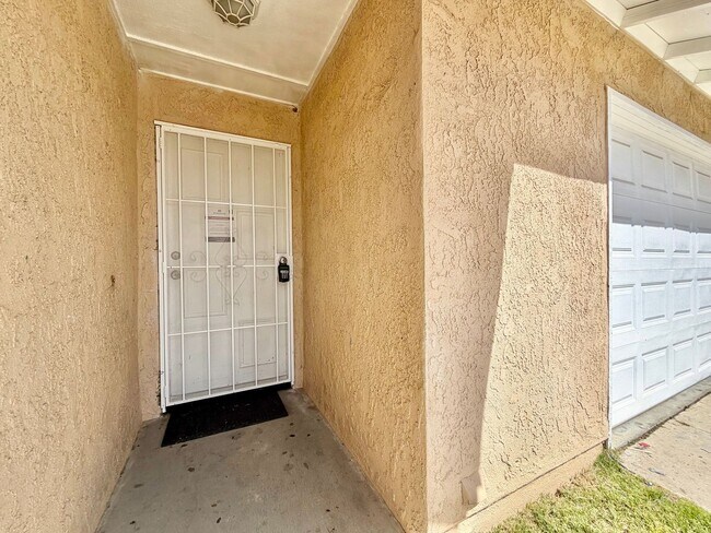 Building Photo - Spacious Backyard 4 Bedroom Home Located Next to Perris High School