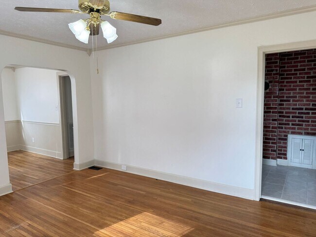 Building Photo - Just Remodeled! Conveniently located 3bdr/...