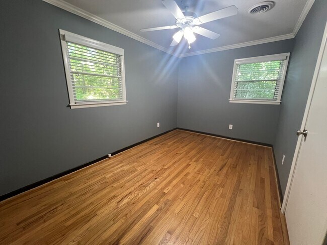 Building Photo - 726 E Magnolia Ave