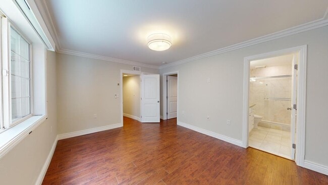 Building Photo - 330 Los Palmos Dr