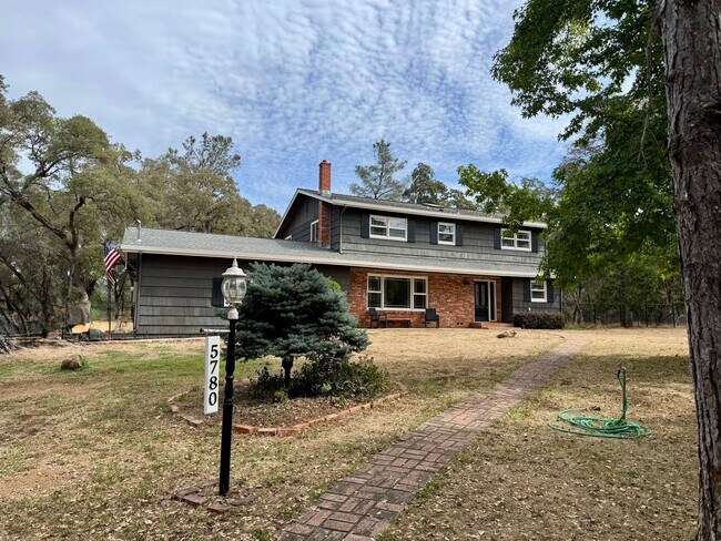 Building Photo - 5780 Stanley Dr