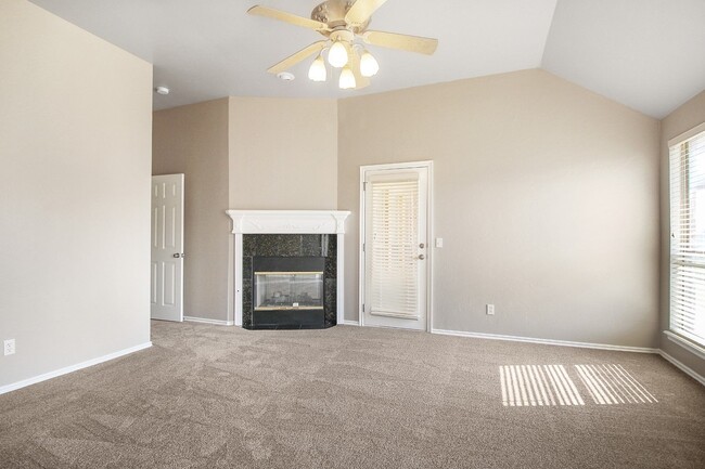 Building Photo - Great 4 Bed, 2 Bath, in Gated Community / ...