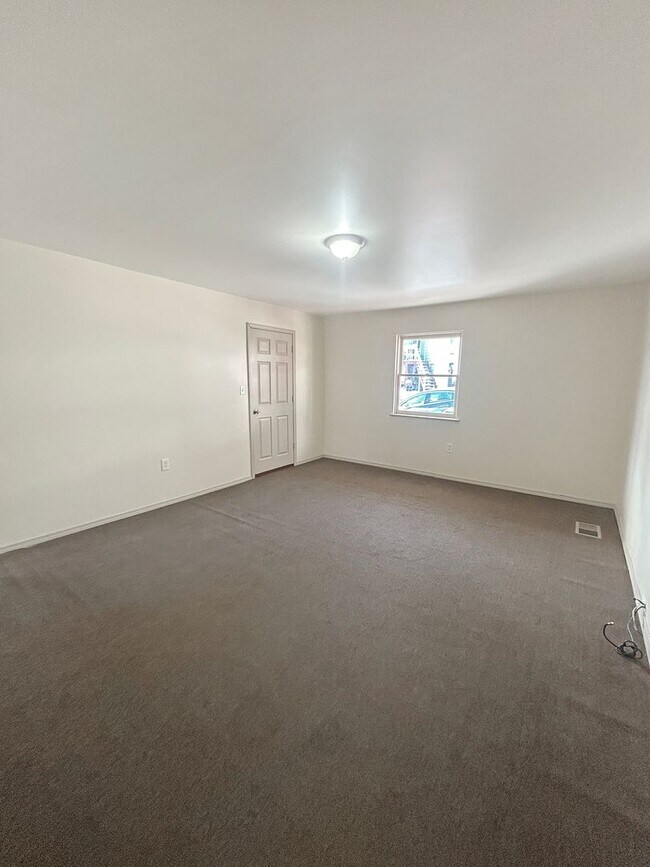 Building Photo - 36 Hickory St