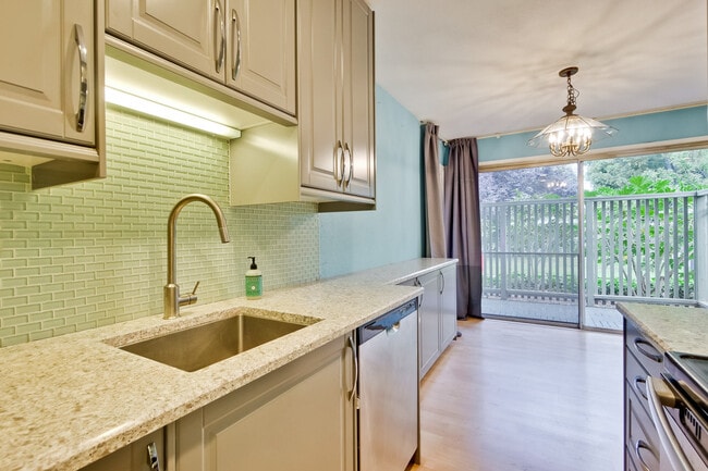 Building Photo - 280 Easy St