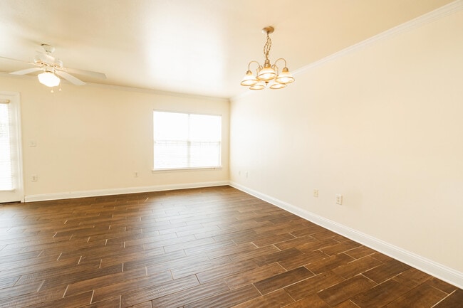 Building Photo - 748 Majestic Dr