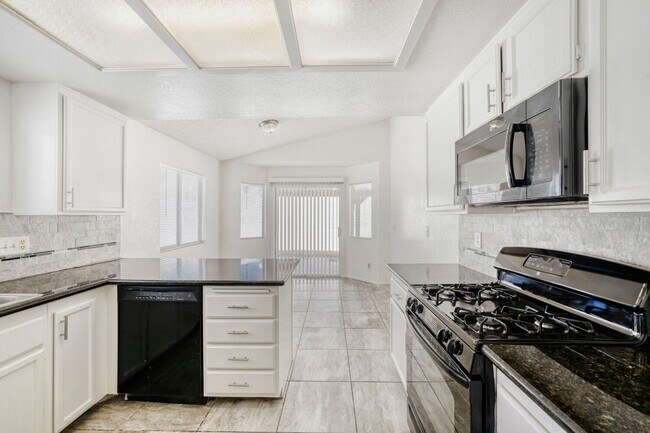 Building Photo - Newly painted and new carpet!