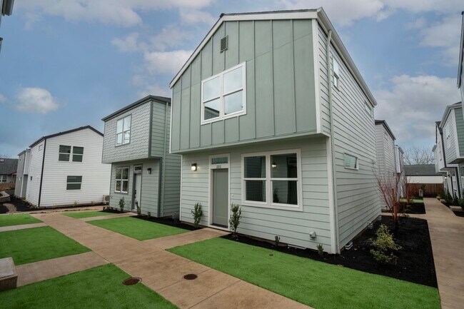 Building Photo - Move In Special Up to 3 Month's Free !! Ne...