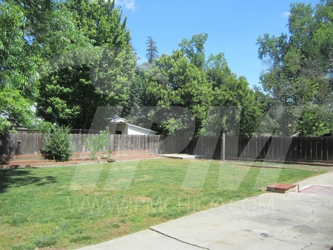 Building Photo - 3-Bed, 1.5-Bath Single-Family Home in the ...