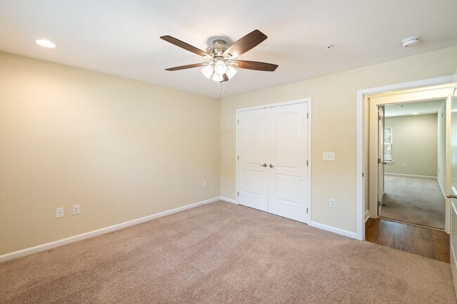 Building Photo - 3 Bedroom Flat Available at the Woodlands - REDUCED DEPOSIT