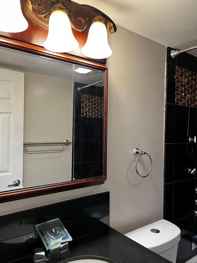 Building Photo - Renovated 2-Bedroom Apartment!!