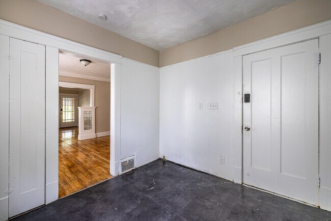 Building Photo - 12401 Parkhill Ave