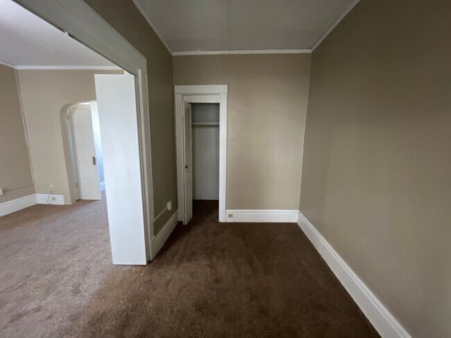 Building Photo - 469 Herschel St