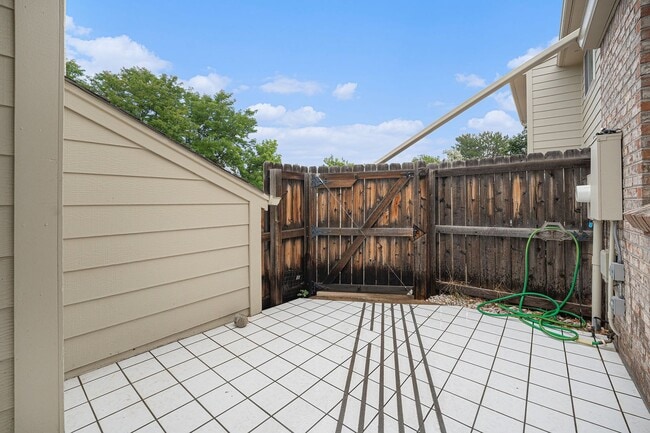 Building Photo - Welcome Home to Bristol Cove - Rare End-Unit Ranch Townhome in Centennial!