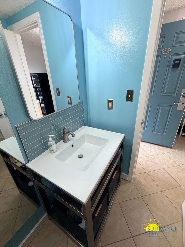 Building Photo - Fully Furnished Condo Unit in Fort Walton Beach!