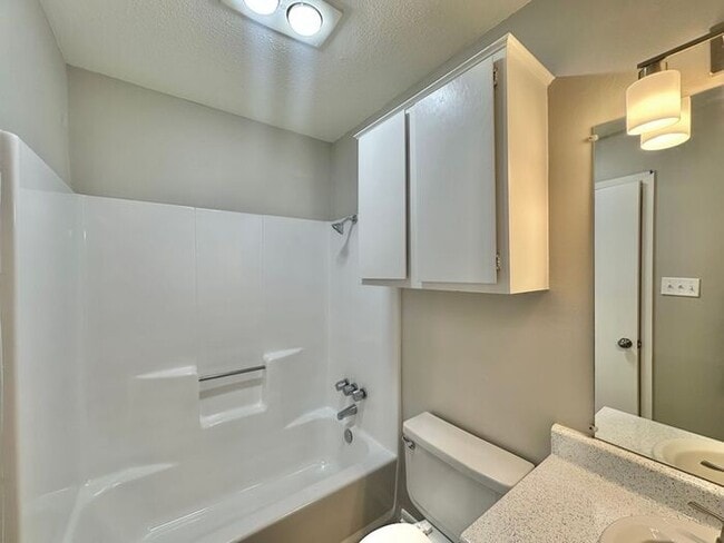 Building Photo - Almost Ready! 2 Bed 2 Bath Apartment in Ce...