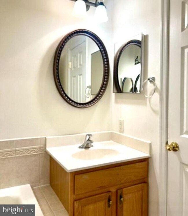 Building Photo - 2037 Powell Dr