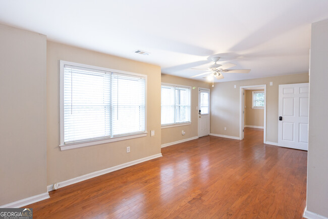 Building Photo - 155 Glenwood Ln